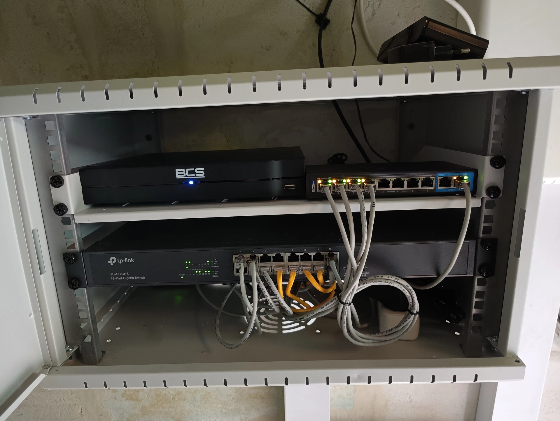 Aparatura elektryczna w szafie instalacyjnej