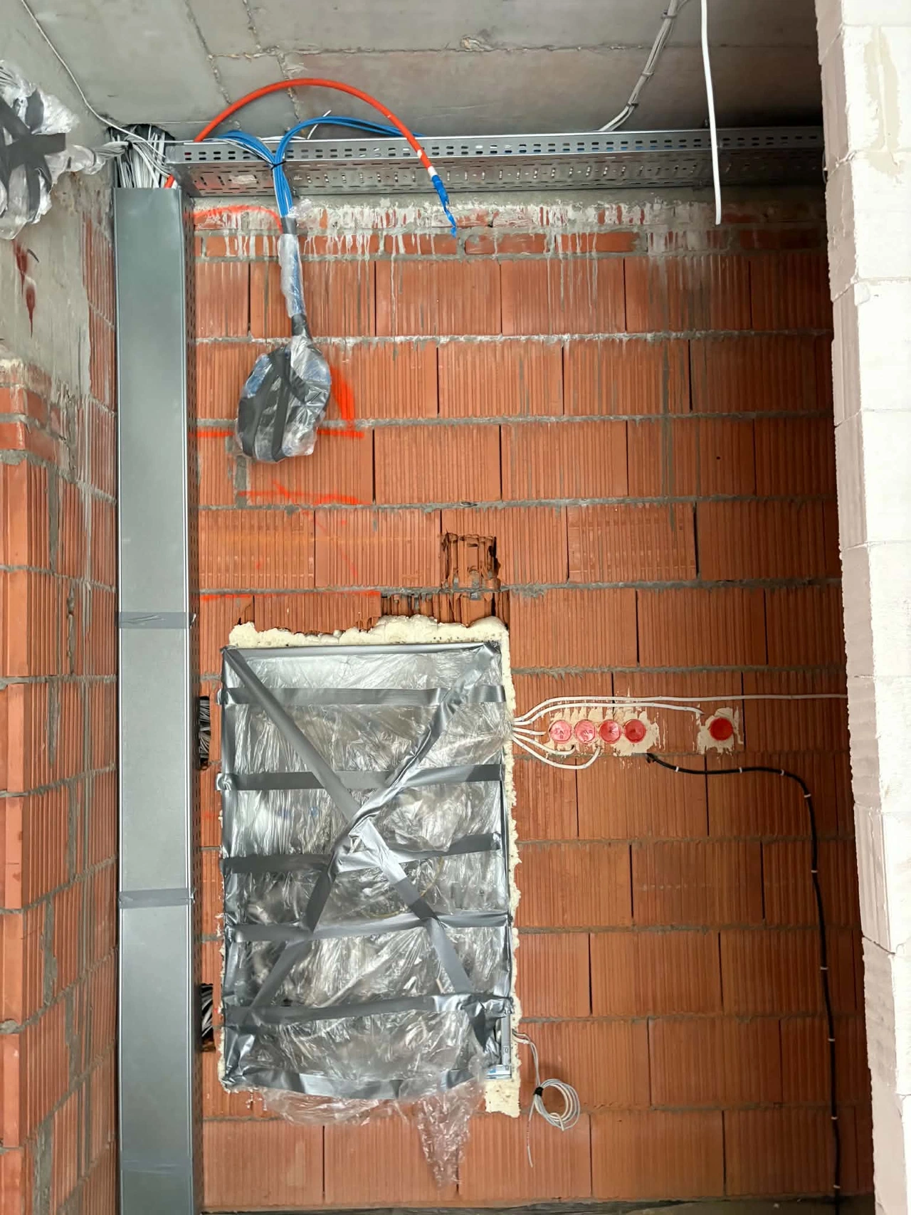 Instalacja elektryczna w ścianie budynku