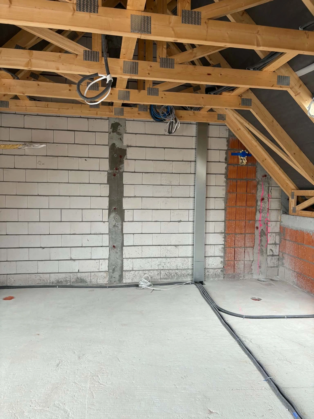 Instalacja elektryczna w trakcie budowy