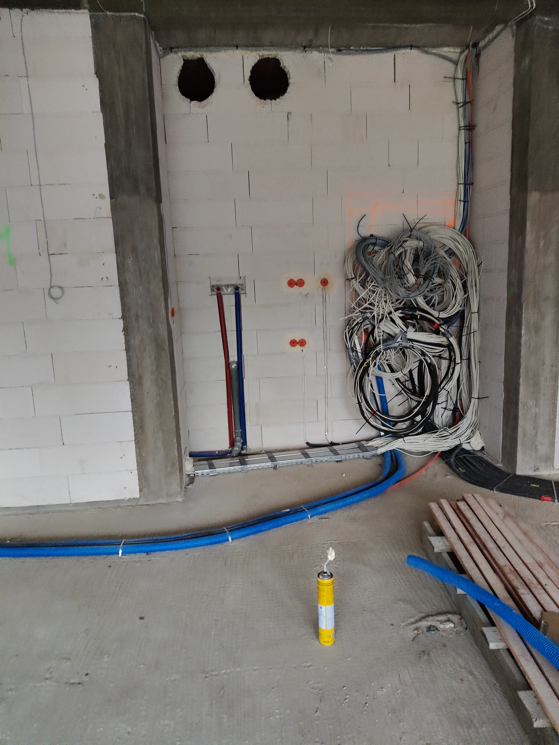 Instalacja elektryczna w trakcie prac budowlanych