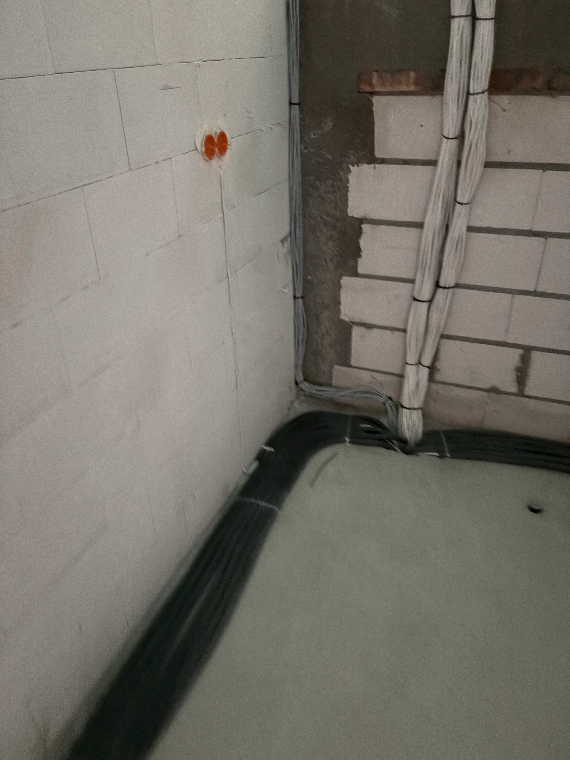 Prowadzenie przewodów instalacji elektrycznej na budowie