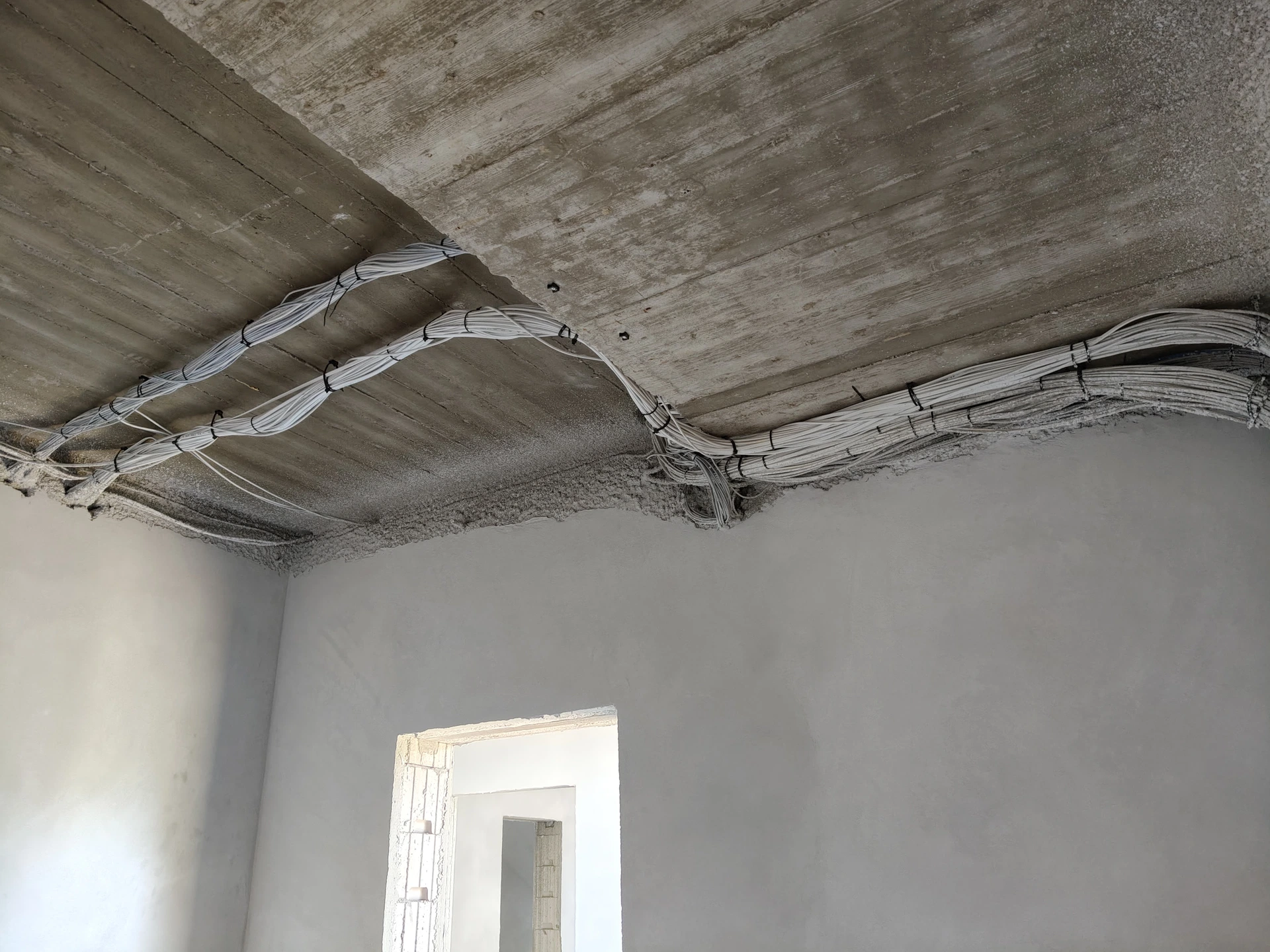 Przewody instalacji elektrycznej prowadzone pod sufitem