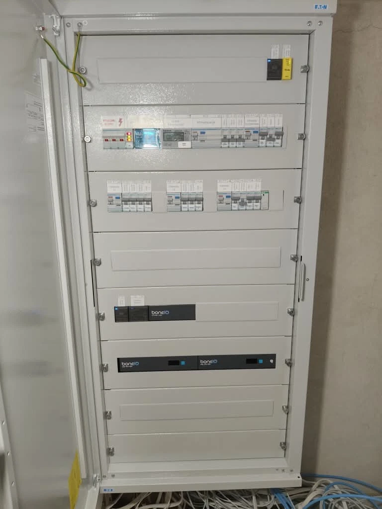 Rozdzielnica elektryczna na realizacji Modern House