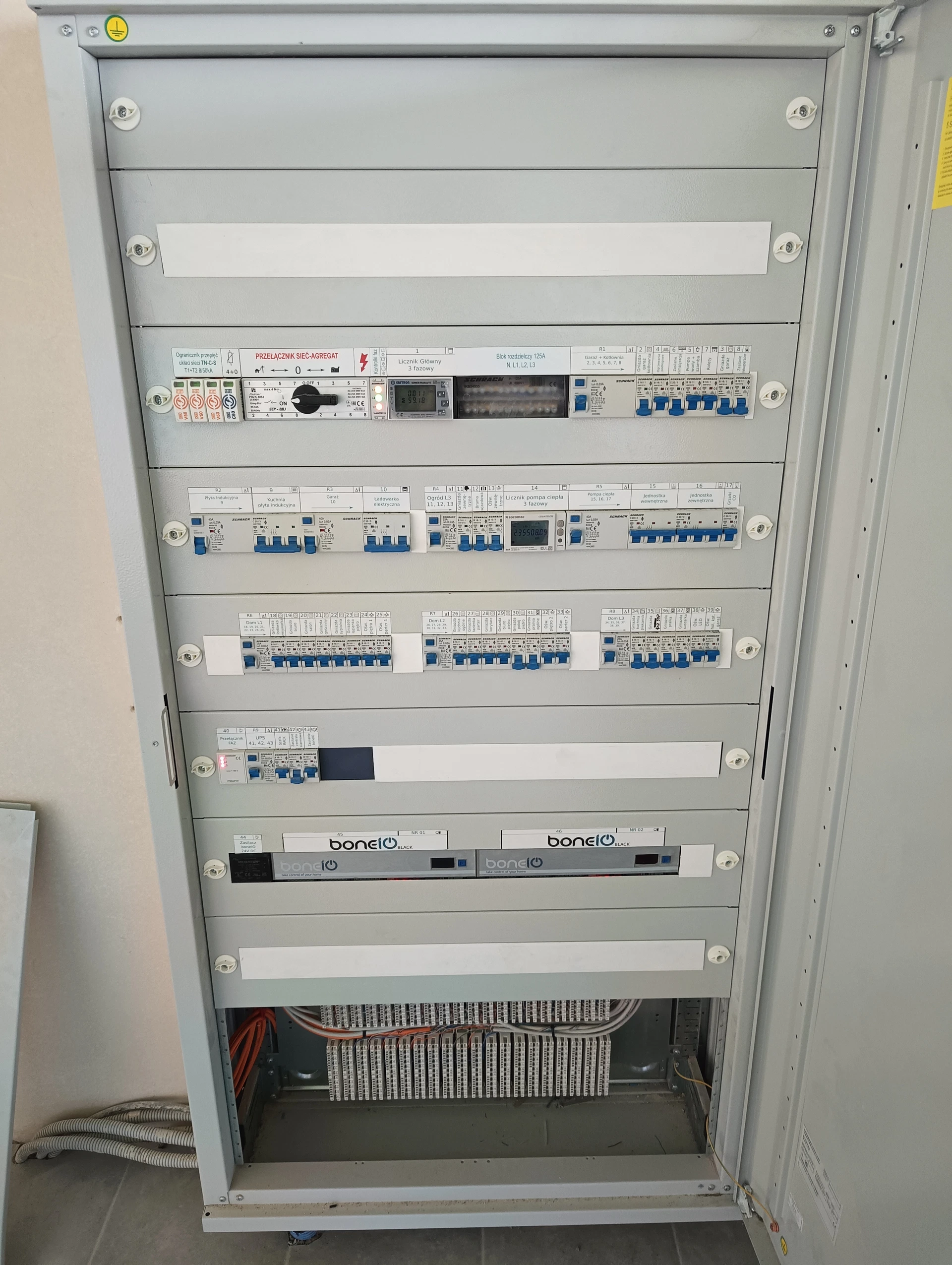 Rozdzielnica elektryczna w jasnej zabudowie