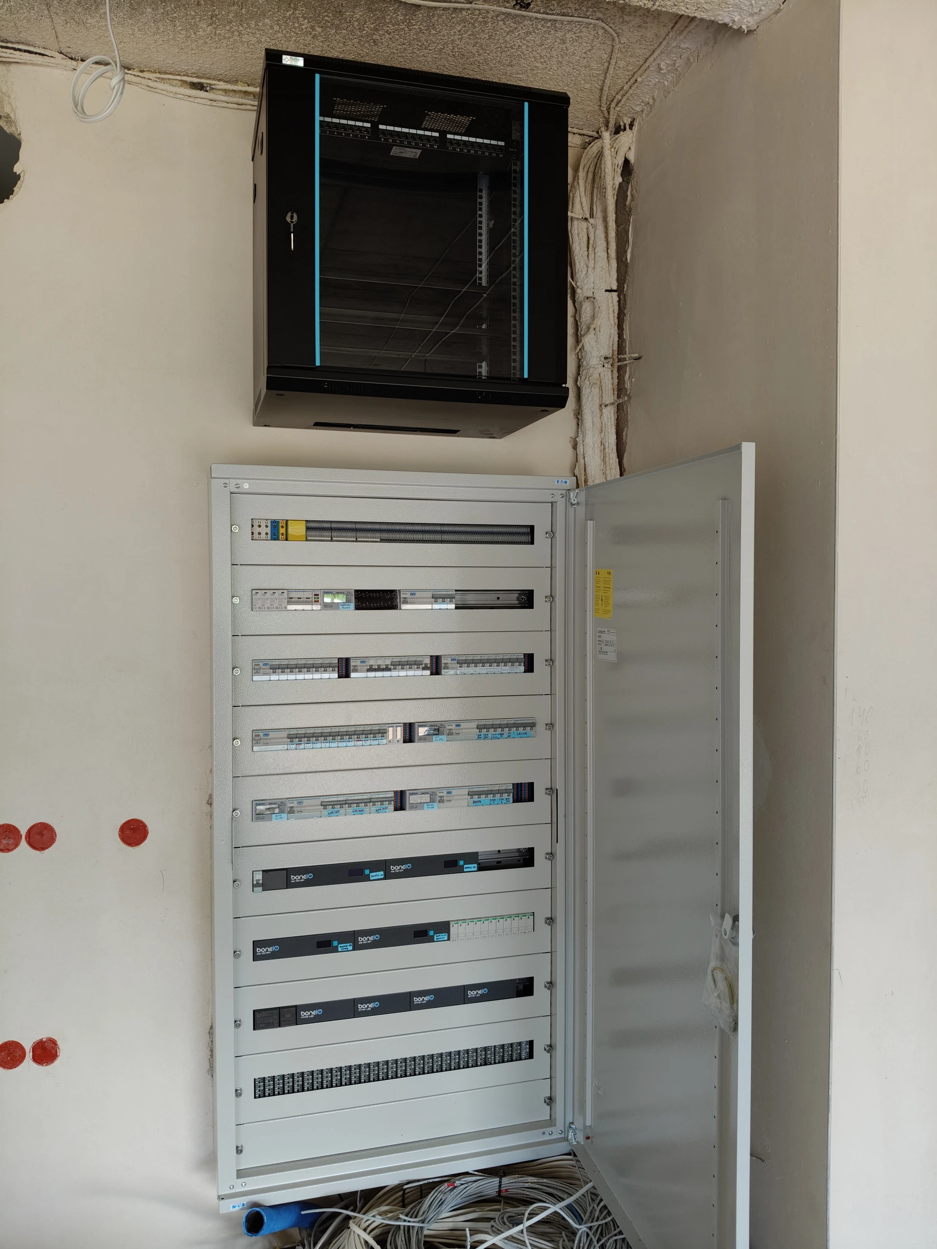 Rozdzielnica elektryczna zamontowana w ścianie