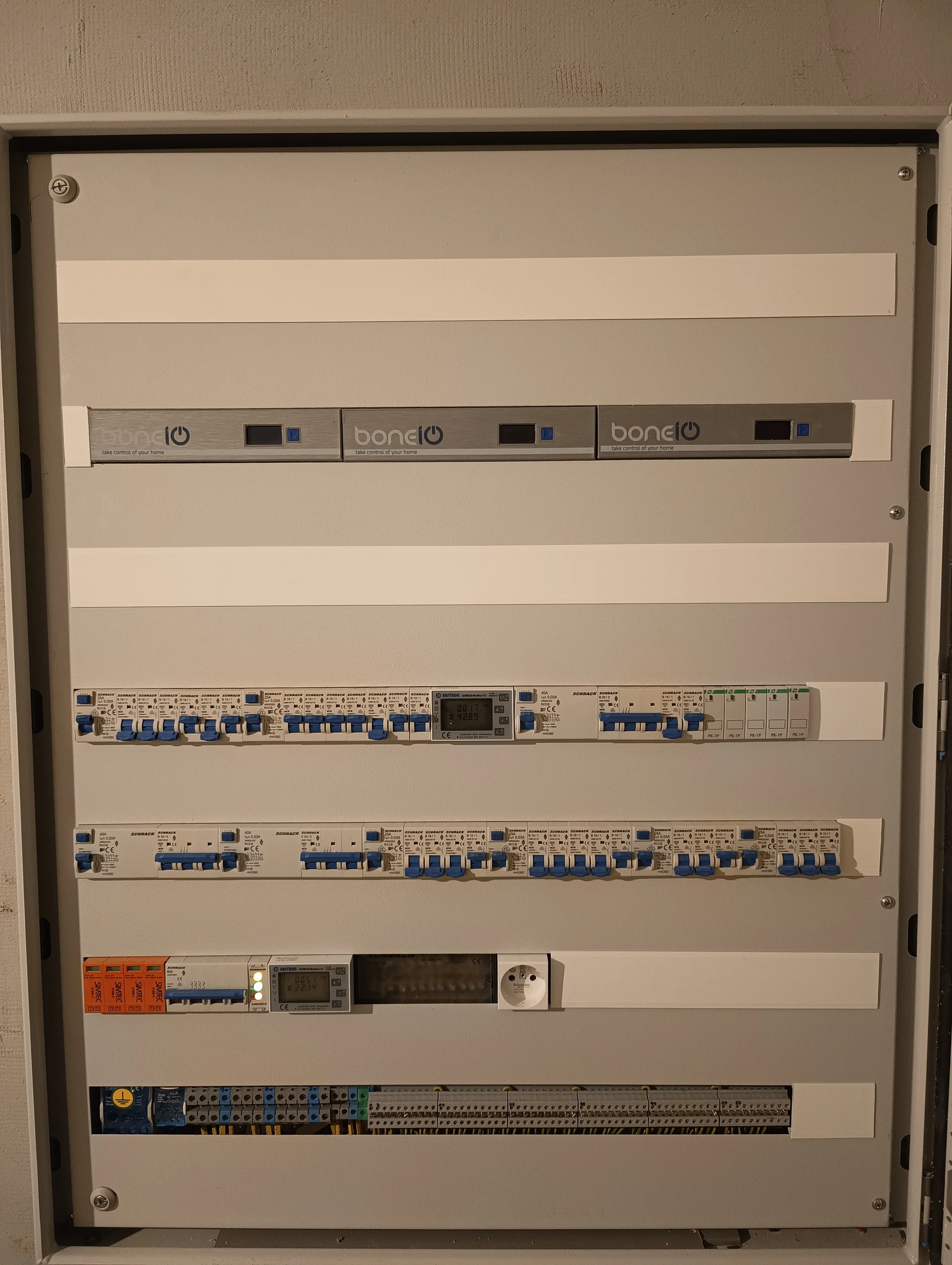 Rozdzielnica z zabezpieczeniami elektrycznymi